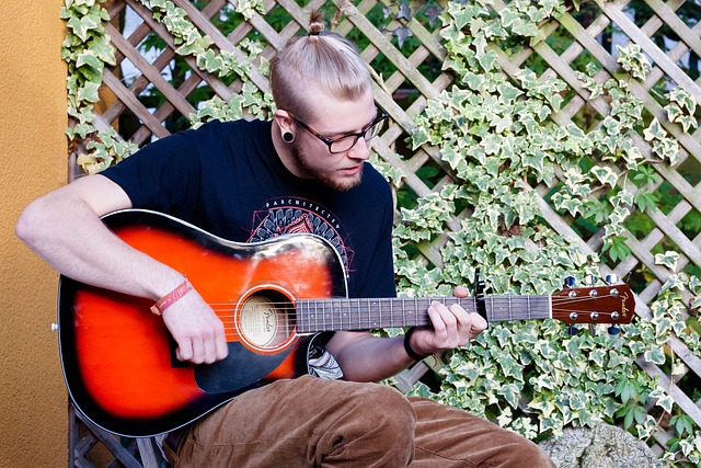 ギターを演奏する男性