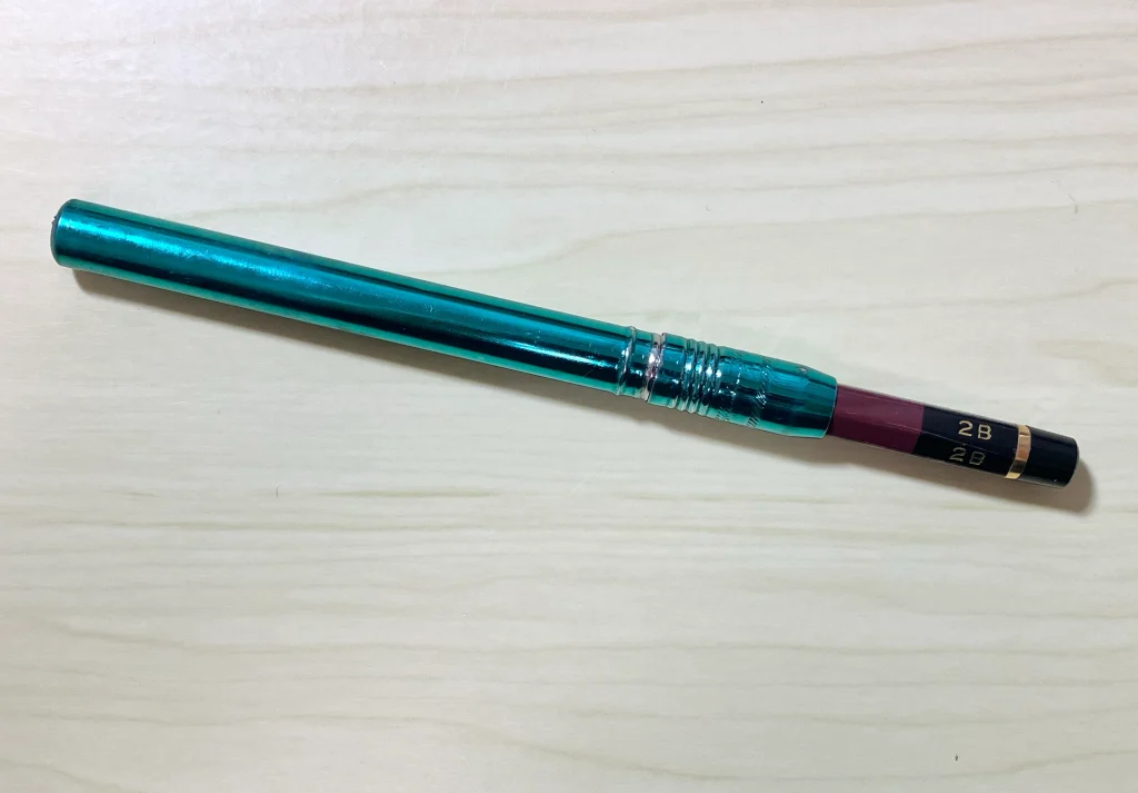 鉛筆を鉛筆ホルダーに収納