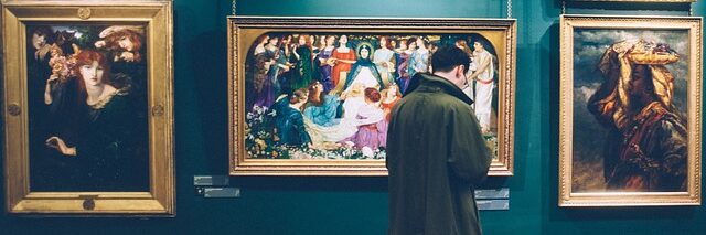 展示作品を見る男性