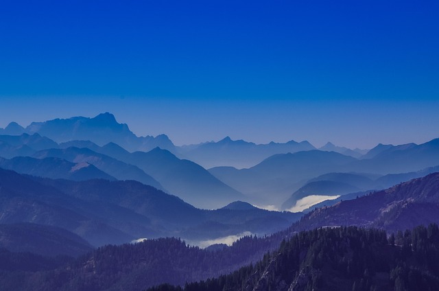 青い空のグラデーションと山々